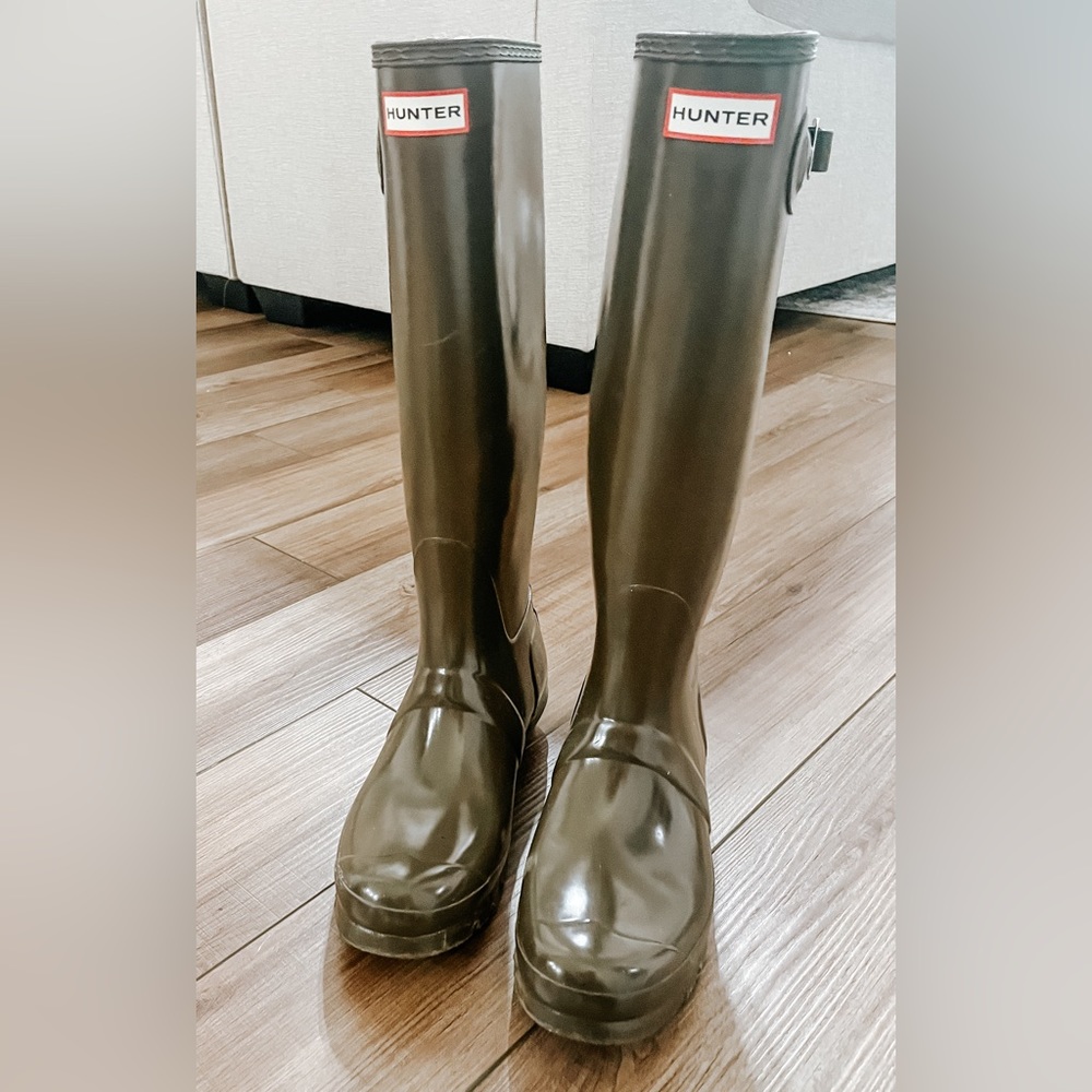 Size 8 HUNTER rain boots in dark olive green